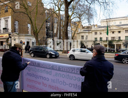 Il Curzon Street, London, Regno Unito - 25 Febbraio 2016: Fuori la Saudi Arabian Embassy a Mayfair una piccola dimostrazione con un altoparlante finalizzata all'attuale Suadi regime arabo. Volantini sono distribuiti con evidenziata la morte per le riprese il 23 febbraio di Hassan Mahmood Abdulla. I manifestanti hanno spiegato che si riuniscono qui ogni settimana su Mercoledì - il foglietto questa settimana ha evidenziato un certo numero di analoghi presunti abusi in Arabia. Credito: Scott Hortop/Alamy Live News Foto Stock