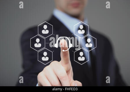 Tecnologia, Internet e networking concetto - imprenditore premendo il pulsante Assistenza tecnica su schermi virtuali Foto Stock