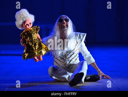 Weimar, Germania. 24 Febbraio, 2016. Lutz Salzmann come Faust ripete una scena da 'Faust, parte due" di Johann Wolfgang von Goethe sul palco del German National Theatre di Weimar, Germania, 24 febbraio 2016. Dopo 8 anno di pausa, il teatro di Weimar è ancora una volta messa in scena una produzione di Goethe 'Faust II." Il teatro del regista Hasko Weber è dirigere il pezzo che anteprime il 27 febbraio 2016. Foto: MARTIN SCHUTT/dpa/Alamy Live News Foto Stock