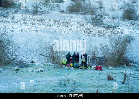 Il 25 febbraio 2016 una persona è scesa in abbandonato chalk pit Salisbury Wiltshire Air Ambulance sbarcati nel vicino dalla zona residenziale Essex Square una donna fu trasferito in aereo a Salisbury District Hospital con la schiena e anca lesioni. Salisbury Credito: Paul Chambers/Alamy Live News Foto Stock