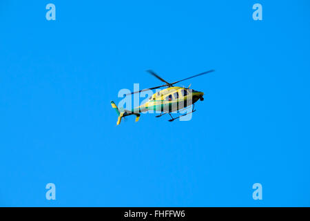 Il 25 febbraio 2016 una persona è scesa in abbandonato chalk pit Salisbury Wiltshire Air Ambulance sbarcati nel vicino dalla zona residenziale Essex Square una donna fu trasferito in aereo a Salisbury District Hospital con la schiena e anca lesioni. Salisbury Credito: Paul Chambers/Alamy Live News Foto Stock