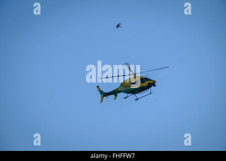 Il 25 febbraio 2016 una persona è scesa in abbandonato chalk pit Salisbury Wiltshire Air Ambulance sbarcati nel vicino dalla zona residenziale Essex Square una donna fu trasferito in aereo a Salisbury District Hospital con la schiena e anca lesioni. Salisbury Credito: Paul Chambers/Alamy Live News Foto Stock