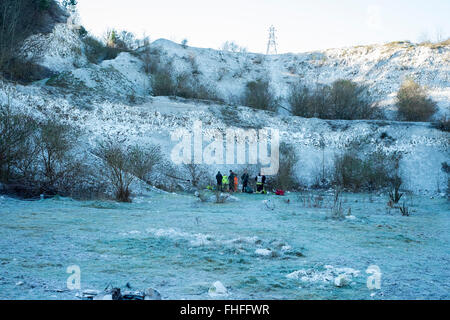 Il 25 febbraio 2016 una persona è scesa in abbandonato chalk pit Salisbury Wiltshire Air Ambulance sbarcati nel vicino dalla zona residenziale Essex Square una donna fu trasferito in aereo a Salisbury District Hospital con la schiena e anca lesioni. Salisbury Credito: Paul Chambers/Alamy Live News Foto Stock