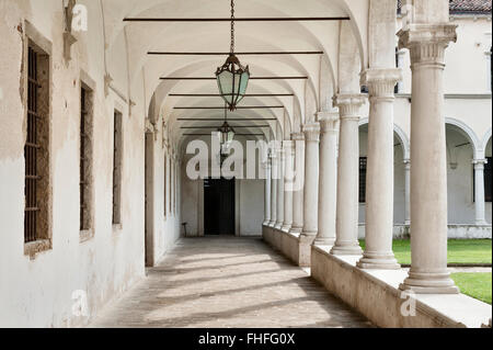 Venezia, Italia. Monastero di San Giorgio Maggiore, ora la Fondazione Giorgio Cini. Il Cipresso rinascimentale chiostro Foto Stock