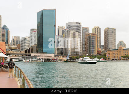 La Circular Quay, il quartiere centrale degli affari e per i passeggeri dei traghetti nel porto di Sydney, Nuovo Galles del Sud, Australia. Foto Stock