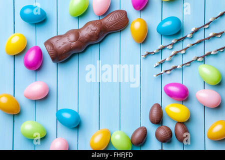 Tradizionali uova di Pasqua su uno sfondo di legno Foto Stock