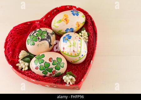 Colorati dipinti a mano e decorati decoupage uova di Pasqua Foto Stock