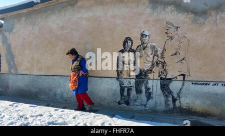 Anziani abitanti del villaggio bulgaro di Staro Zhelezare, a est della capitale Sofia, visitare i ritratti di alcuni ex e attuale leader politici di tutto il mondo e altre persone famose tra cui David Cameron, la Regina Elisabetta II, Margaret Thatcher, Vladimir Putin, Barack Obama, Steve Jobs, il Dalai Lama, Papa Francesco, Winston Churchill, Mikhail Gorbaciov, Lady Diana, Angela Merkel, e di Fidel Castro. I RITRATTI sono state dipinte a cittadini residenti e gli edifici governativi nel villaggio bulgaro e artisti polacchi. Gli abitanti del villaggio della speranza che questa attrazione porterà più turisti stranieri per l'area. Foto Stock