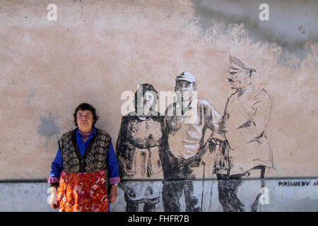 Anziani abitanti del villaggio bulgaro di Staro Zhelezare, a est della capitale Sofia, visitare i ritratti di alcuni ex e attuale leader politici di tutto il mondo e altre persone famose tra cui David Cameron, la Regina Elisabetta II, Margaret Thatcher, Vladimir Putin, Barack Obama, Steve Jobs, il Dalai Lama, Papa Francesco, Winston Churchill, Mikhail Gorbaciov, Lady Diana, Angela Merkel, e di Fidel Castro. I RITRATTI sono state dipinte a cittadini residenti e gli edifici governativi nel villaggio bulgaro e artisti polacchi. Gli abitanti del villaggio della speranza che questa attrazione porterà più turisti stranieri per l'area. Foto Stock