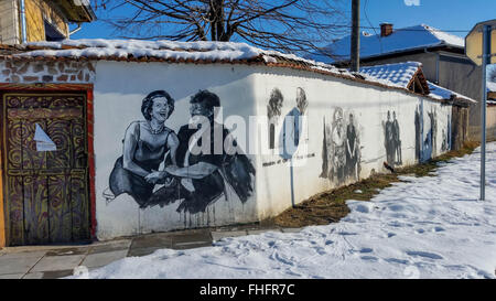 Anziani abitanti del villaggio bulgaro di Staro Zhelezare, a est della capitale Sofia, visitare i ritratti di alcuni ex e attuale leader politici di tutto il mondo e altre persone famose tra cui David Cameron, la Regina Elisabetta II, Margaret Thatcher, Vladimir Putin, Barack Obama, Steve Jobs, il Dalai Lama, Papa Francesco, Winston Churchill, Mikhail Gorbaciov, Lady Diana, Angela Merkel, e di Fidel Castro. I RITRATTI sono state dipinte a cittadini residenti e gli edifici governativi nel villaggio bulgaro e artisti polacchi. Gli abitanti del villaggio della speranza che questa attrazione porterà più turisti stranieri per l'area. Foto Stock