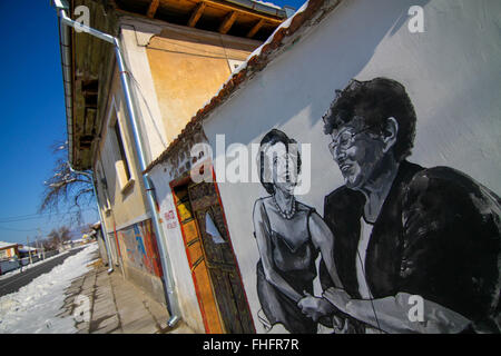 Anziani abitanti del villaggio bulgaro di Staro Zhelezare, a est della capitale Sofia, visitare i ritratti di alcuni ex e attuale leader politici di tutto il mondo e altre persone famose tra cui David Cameron, la Regina Elisabetta II, Margaret Thatcher, Vladimir Putin, Barack Obama, Steve Jobs, il Dalai Lama, Papa Francesco, Winston Churchill, Mikhail Gorbaciov, Lady Diana, Angela Merkel, e di Fidel Castro. I RITRATTI sono state dipinte a cittadini residenti e gli edifici governativi nel villaggio bulgaro e artisti polacchi. Gli abitanti del villaggio della speranza che questa attrazione porterà più turisti stranieri per l'area. Foto Stock