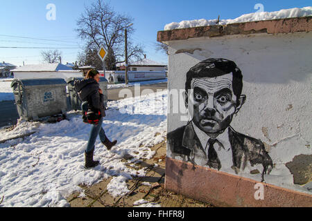 Anziani abitanti del villaggio bulgaro di Staro Zhelezare, a est della capitale Sofia, visitare i ritratti di alcuni ex e attuale leader politici di tutto il mondo e altre persone famose tra cui David Cameron, la Regina Elisabetta II, Margaret Thatcher, Vladimir Putin, Barack Obama, Steve Jobs, il Dalai Lama, Papa Francesco, Winston Churchill, Mikhail Gorbaciov, Lady Diana, Angela Merkel, e di Fidel Castro. I RITRATTI sono state dipinte a cittadini residenti e gli edifici governativi nel villaggio bulgaro e artisti polacchi. Gli abitanti del villaggio della speranza che questa attrazione porterà più turisti stranieri per l'area. Foto Stock