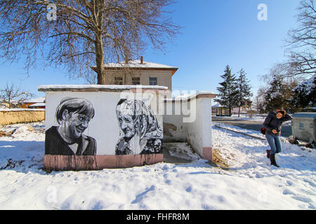 Anziani abitanti del villaggio bulgaro di Staro Zhelezare, a est della capitale Sofia, visitare i ritratti di alcuni ex e attuale leader politici di tutto il mondo e altre persone famose tra cui David Cameron, la Regina Elisabetta II, Margaret Thatcher, Vladimir Putin, Barack Obama, Steve Jobs, il Dalai Lama, Papa Francesco, Winston Churchill, Mikhail Gorbaciov, Lady Diana, Angela Merkel, e di Fidel Castro. I RITRATTI sono state dipinte a cittadini residenti e gli edifici governativi nel villaggio bulgaro e artisti polacchi. Gli abitanti del villaggio della speranza che questa attrazione porterà più turisti stranieri per l'area. Foto Stock