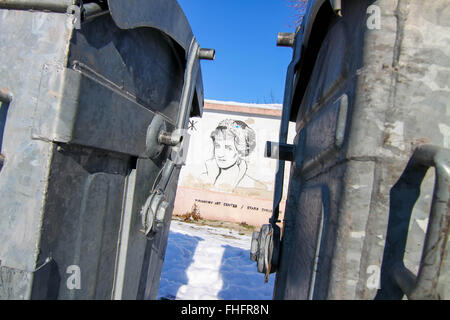 Anziani abitanti del villaggio bulgaro di Staro Zhelezare, a est della capitale Sofia, visitare i ritratti di alcuni ex e attuale leader politici di tutto il mondo e altre persone famose tra cui David Cameron, la Regina Elisabetta II, Margaret Thatcher, Vladimir Putin, Barack Obama, Steve Jobs, il Dalai Lama, Papa Francesco, Winston Churchill, Mikhail Gorbaciov, Lady Diana, Angela Merkel, e di Fidel Castro. I RITRATTI sono state dipinte a cittadini residenti e gli edifici governativi nel villaggio bulgaro e artisti polacchi. Gli abitanti del villaggio della speranza che questa attrazione porterà più turisti stranieri per l'area. Foto Stock