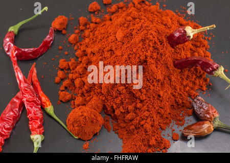 Pila di messa a terra di pepe rosso e peperoni freschi Foto Stock