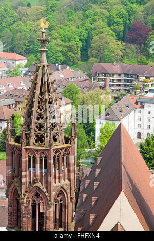 Torre di Friburgo Munster cattedrale, una chiesa medievale di Freiburg im Breisgau city, Baden-Wuerttemberg membro, Germania Foto Stock