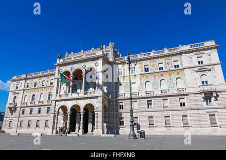Palazzo del Governo presso la piazza dell'Unità d'Italia (Piazza Unita d'Italia) in Trieste, una città portuale nel nord est Italia Foto Stock