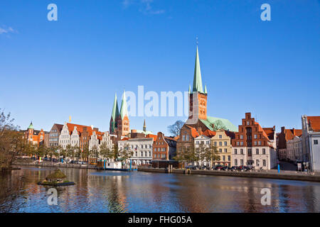 Skyline di Lubeck città vecchia con Marienkirche (St. Chiesa di Maria) e Petrikirche (St. Pietro Chiesa) riflessa nella trave river, Foto Stock