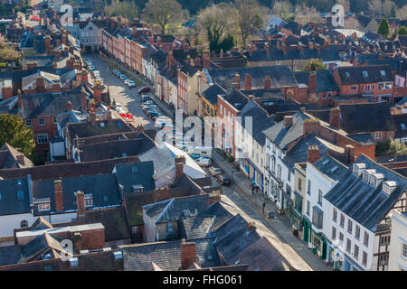 Guardando verso il basso Broad Street, Ludlow Centro città dalla cima di San Lorenzo il campanile di una chiesa, Ludlow Shropshire Foto Stock