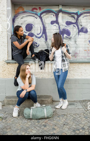 Tre ragazze adolescenti in giro Foto Stock