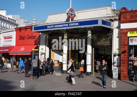 Ingresso a South Kensington London Underground in inverno Foto Stock