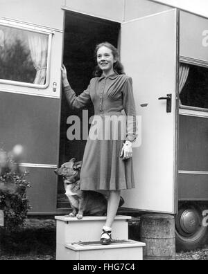 JULIE ANDREWS UK cantante e attrice in piedi sui gradini della carovana in cui Ella farà vivere con la sua bambinaia mentre il protagonista di "Red Riding Hood" in Nottingham nel periodo di Natale 1950. Foto Stock