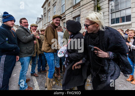 I sostenitori di suoneria e suoneria sabotatori scontro durante il Southdown e suoneria Eridge annuali di Boxing Day soddisfare, Lewes, Sussex, Regno Unito Foto Stock