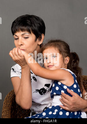 Nonna con il nipote.senior donna baciare la mano di suo nipote.il rapporto di parentela, di amore, di affetto. Foto Stock