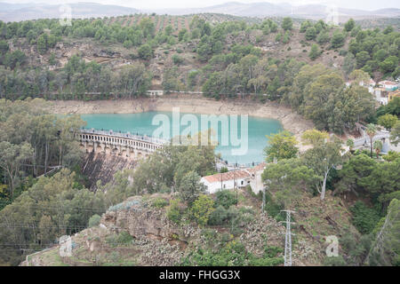 Vista del Embalse de Tajo de La Encantada, provincia di Malaga, Andalusia. Foto Stock