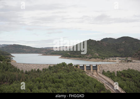 Vista del Embalse de Tajo de La Encantada, provincia di Malaga, Andalusia. Foto Stock