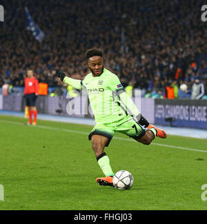 Kiev, Ucraina. Il 24 febbraio, 2016. Raheem Sterling del Manchester City calci la palla durante la UEFA Champions League Round di 16 partita di calcio FC Dynamo Kyiv vs Manchester City a NSC Olimpiyskyi stadium di Kyiv, il 24 febbraio 2016. Man Città ha vinto 3-1. Credito: Oleksandr Prykhodko/Alamy Live News Foto Stock