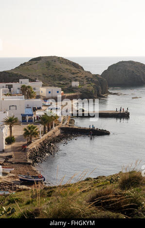 Vista di alcune delle case e la pesca sporti/ piloni nel piccolo villaggio di pescatori di Isleta del Moro, Cabo de Gata, Foto Stock