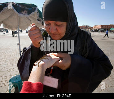 Avendo il vostro decorate a mano con Henna colorante nel centro di Marrakech. Il progetto finale può durare per circa 3 mesi. Foto Stock