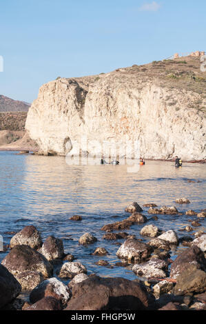 Gruppo di subacquei nel porto di Isleta del Moro, nel Parco Nazionale Cabo de Gata Nijar,, Almeria, Spagna Foto Stock