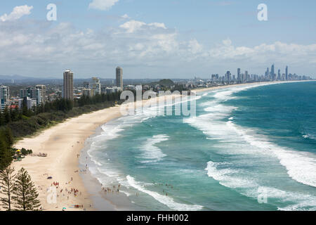 Burleigh capi la città e la spiaggia sulla Gold Coast, con Surfers Paradise a distanza,Queensland, Australia Foto Stock