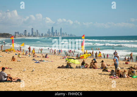 Burleigh Heads Beach e Surfers Paradise in lontananza sulla Queensland Gold Coast, Australia, persone prendere il sole Foto Stock