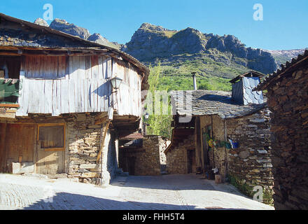 Strada e montagna. Peñalba de Santiago, provincia di León, Castilla Leon, Spagna. Foto Stock