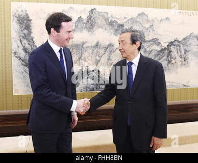 Pechino, Cina. Il 25 febbraio, 2016. Chinese Vice Premier Ma Kai (R), si incontra con la Gran Bretagna è il primo segretario di Stato e il Cancelliere dello Scacchiere George Osborne a Pechino Capitale della Cina, Feb 25, 2016. Credito: Wang Ye/Xinhua/Alamy Live News Foto Stock