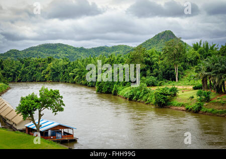 Thailandia il fiume Kwai e tipico paesaggio Foto Stock