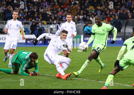 Kiev, Ucraina. Il 24 febbraio, 2016. Dynamo Kyiv (in bianco) e Manchester City i giocatori combattono per una sfera durante la UEFA Champions League Round di 16 partita di calcio a NSC Olimpiyskyi stadium di Kyiv, il 24 febbraio 2016. Man Città ha vinto 3-1. Credito: Oleksandr Prykhodko/Alamy Live News Foto Stock