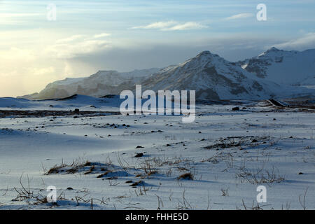 Paesaggio invernale con cielo blu in Islanda Foto Stock