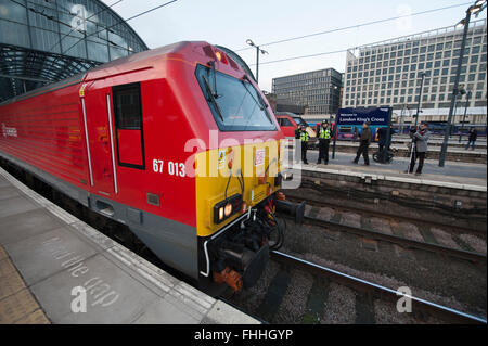 Classe 67 lascia la stazione di Kings Cross dopo il salpamento inaugurale del Flying Scotsman nel terminale dalla parte posteriore Foto Stock