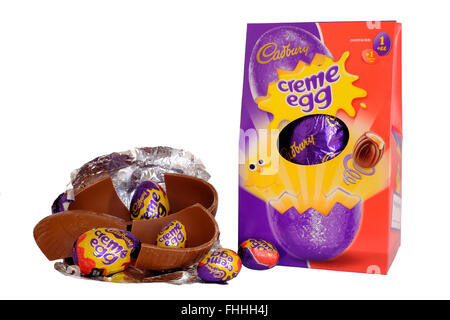 Cadbury crema di uovo uova di pasqua selezione ritagliata su sfondo bianco Foto Stock