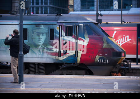 Virgin Trains Classe 91 91111 locomotiva per i caduti nella stazione Kings Cross, London, Regno Unito Foto Stock