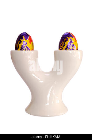 Uova di pasqua di cioccolato in uovo doppio portabicchieri ritagliata su sfondo bianco Foto Stock