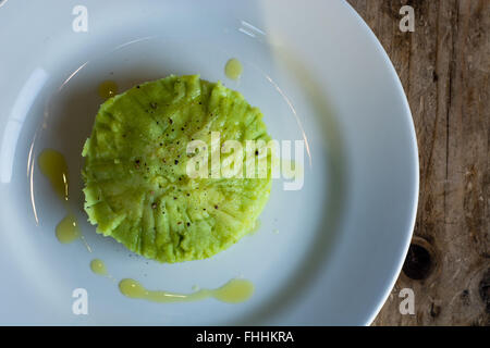 Il verde di purè di patate. Il ristorante francese preparata mash, verde mediante inclusione di prezzemolo con olio di oliva e pepe Foto Stock