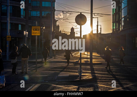 La gente che camminava per lavorare a Dublino, Irlanda inizio inverno mattina Foto Stock