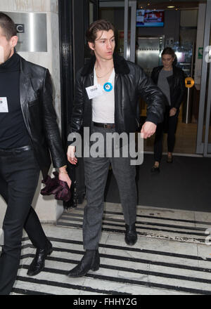 Alex Turner degli Arctic Monkeys nella foto che arrivano alla Radio 2 studio dotate di: Alex Turner, Arctic Monkeys dove: Londra, Regno Unito quando: 25 Gen 2016 Foto Stock