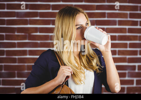 Bella donna di bere il caffè Foto Stock