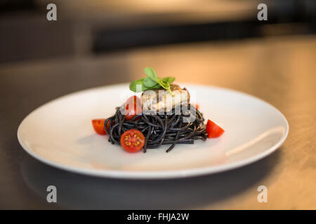 Inchiostro di calamari spaghetti con basilico Foto Stock